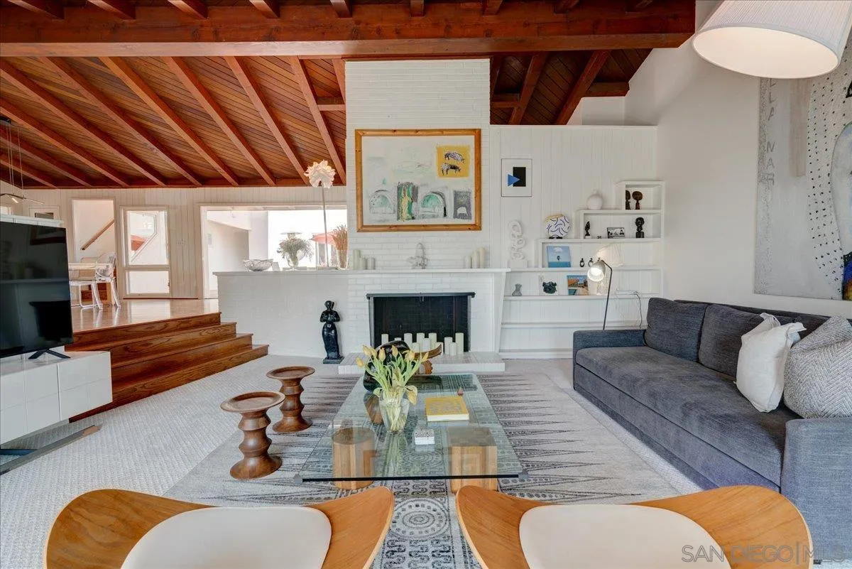 6423 Avenida Cresta