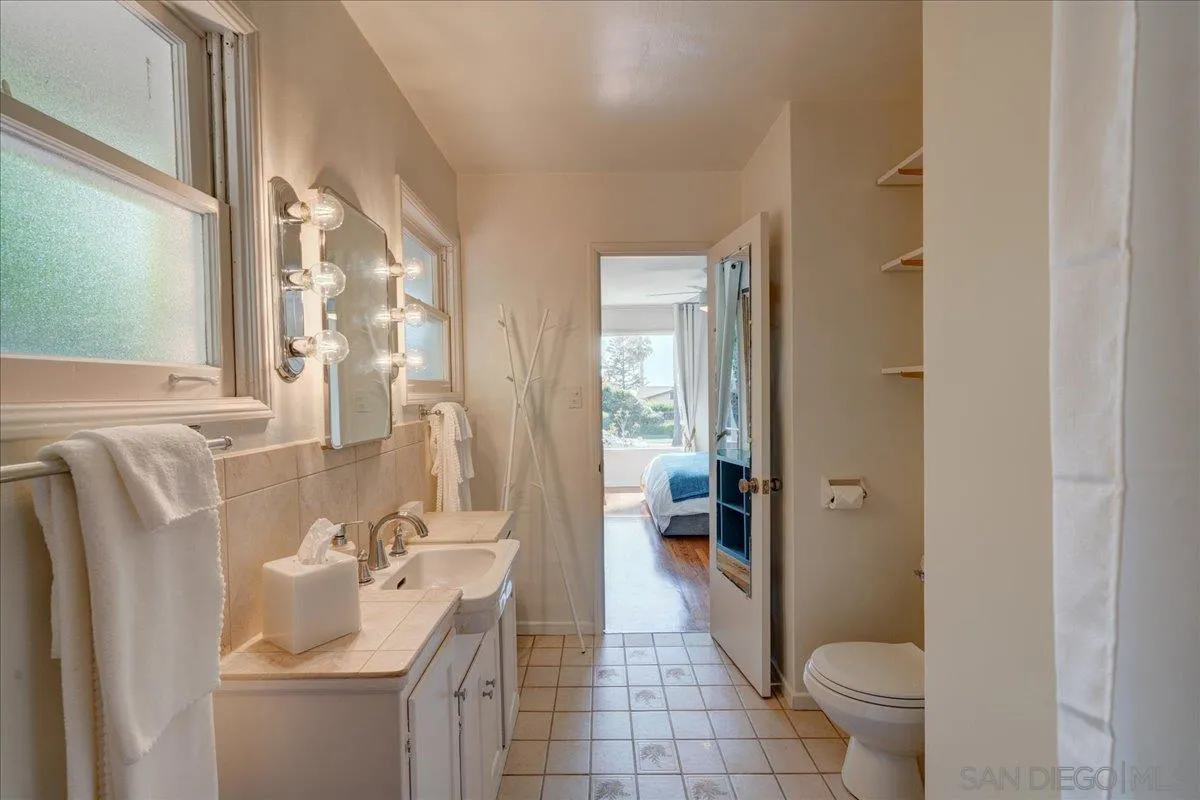 6423 Avenida Cresta