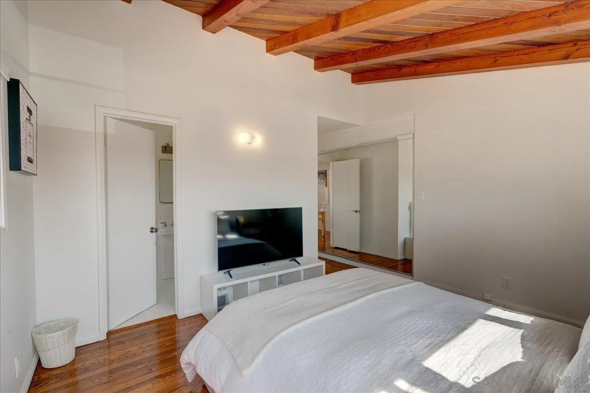 6423 Avenida Cresta