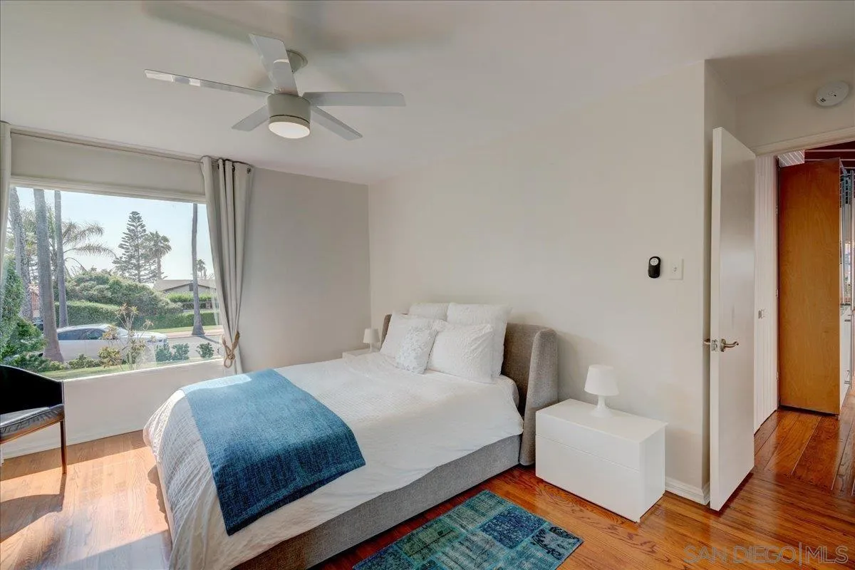 6423 Avenida Cresta