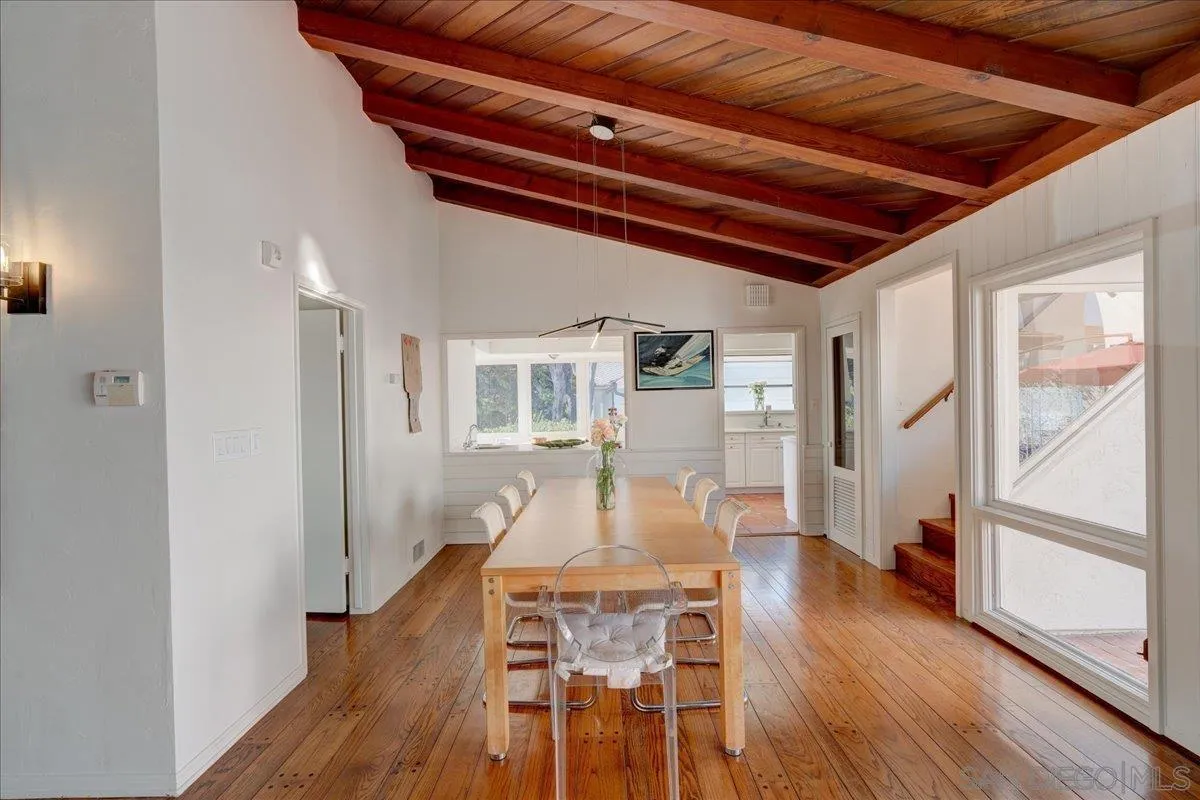 6423 Avenida Cresta