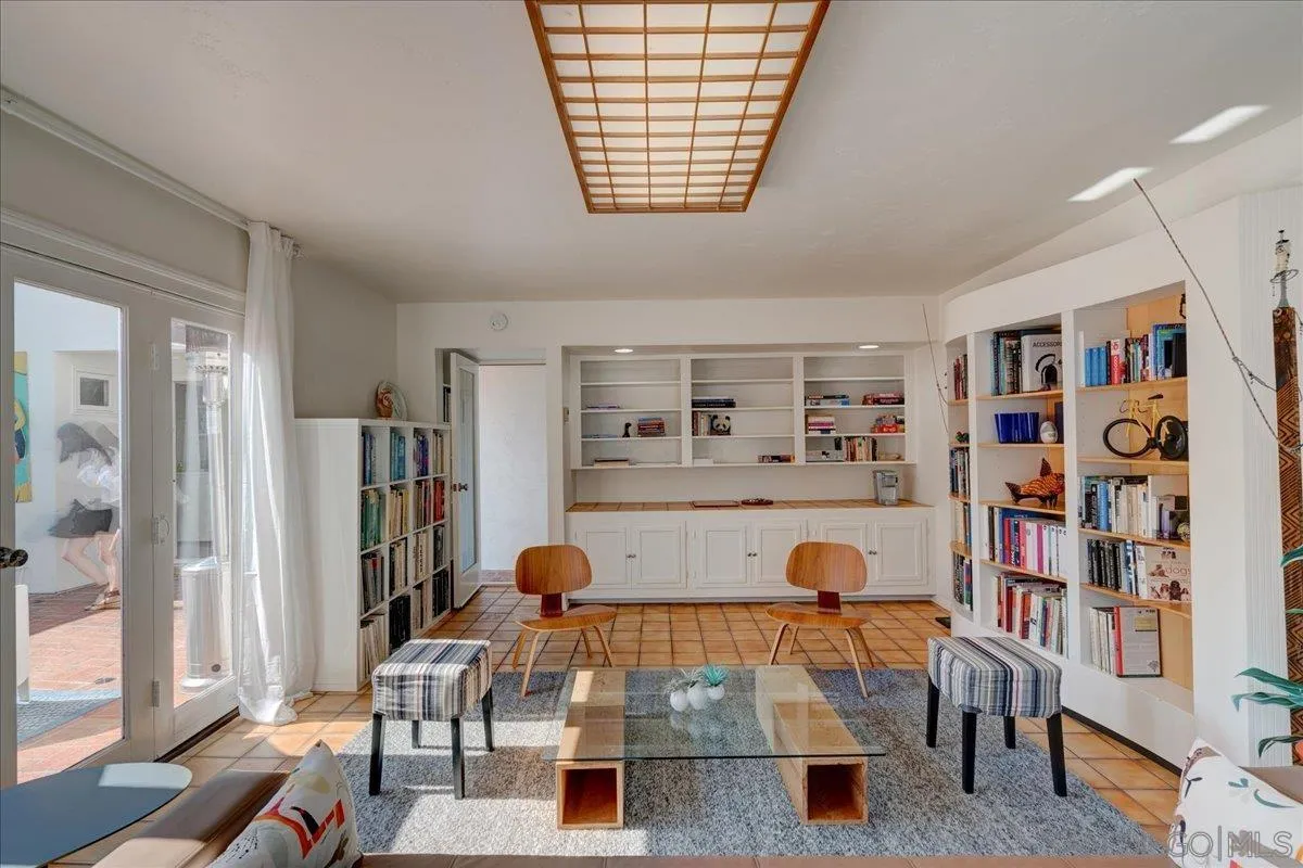 6423 Avenida Cresta