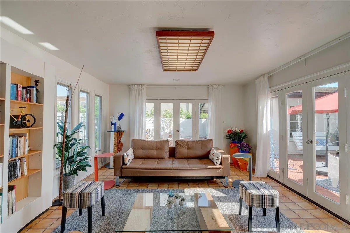 6423 Avenida Cresta