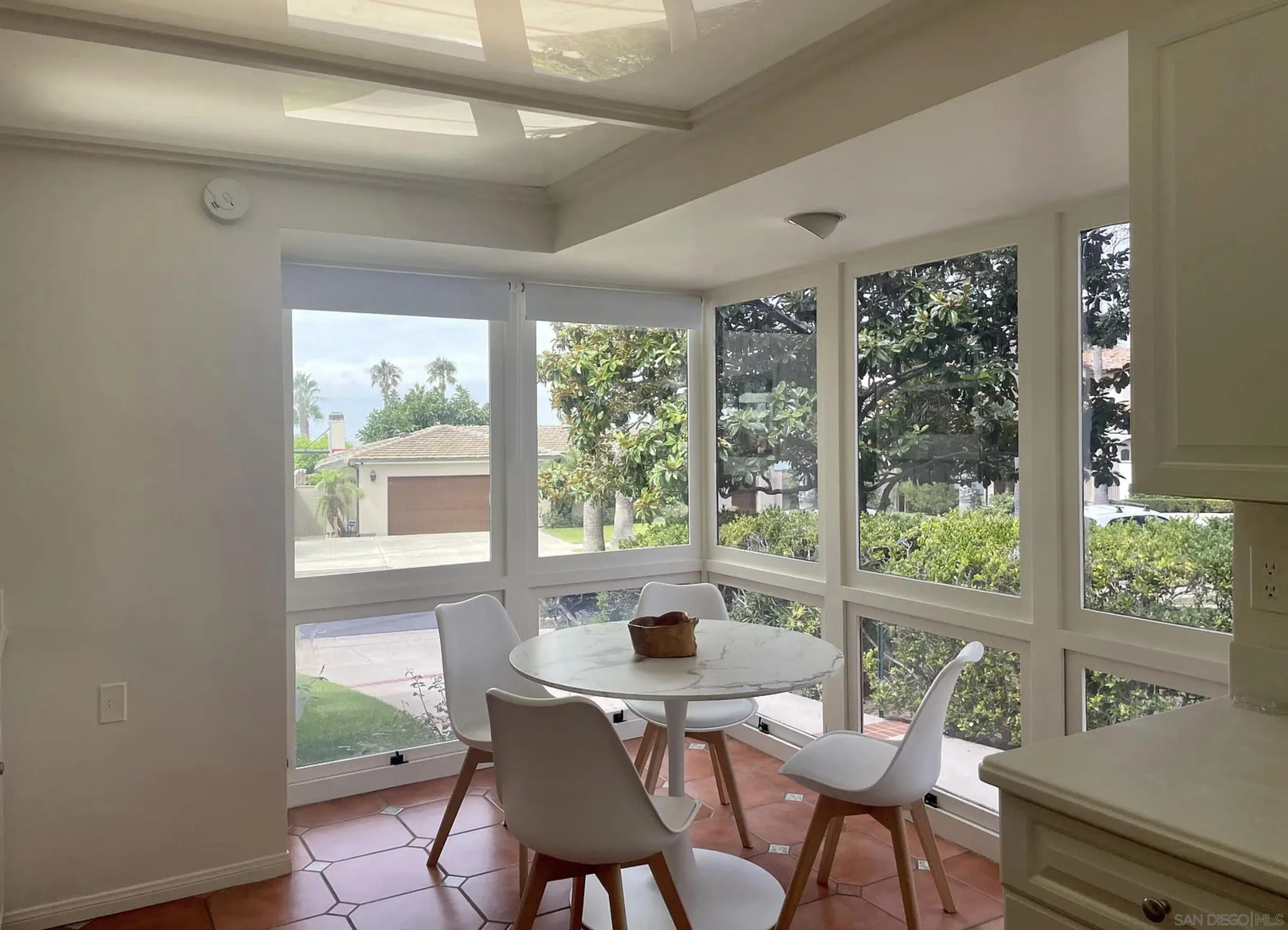 6423 Avenida Cresta