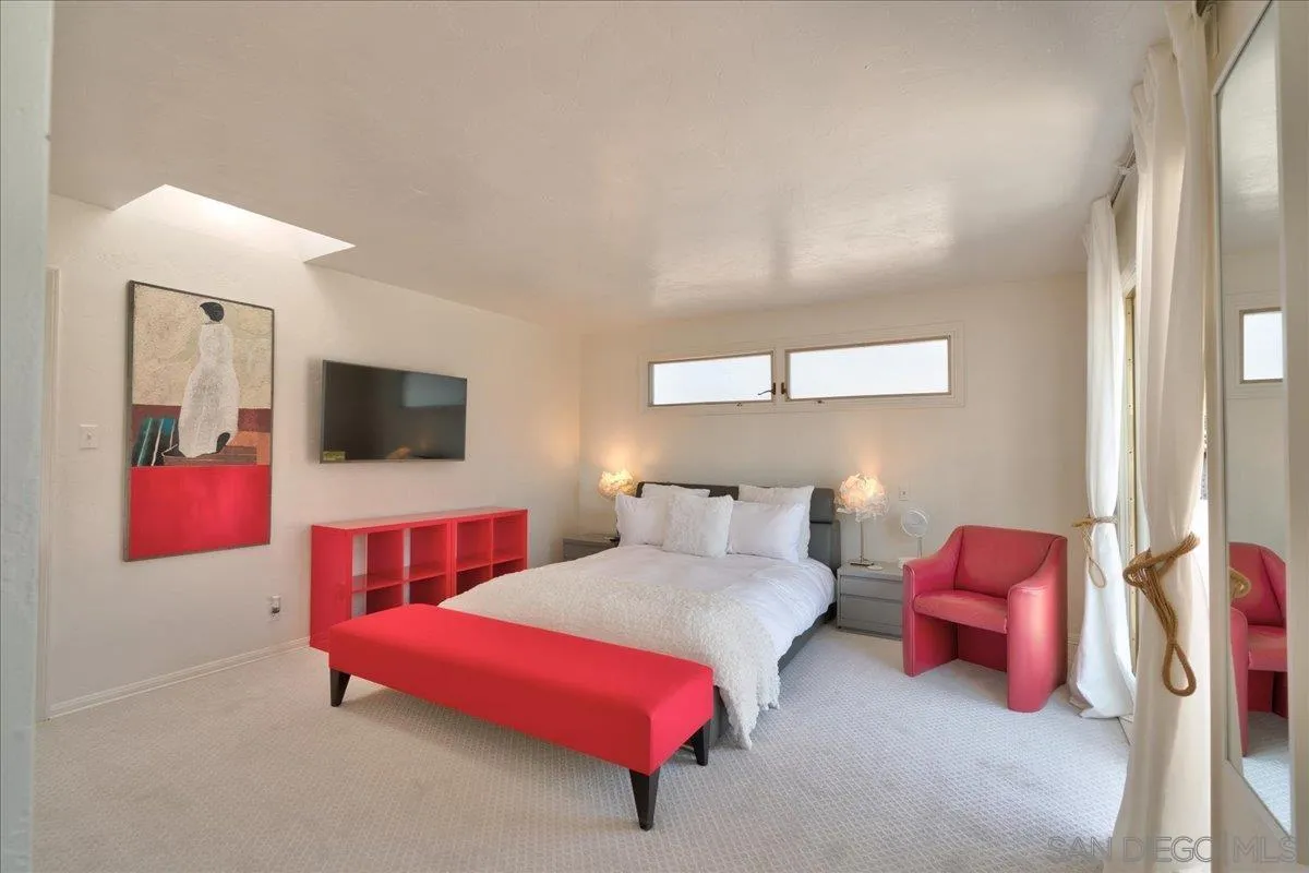 6423 Avenida Cresta