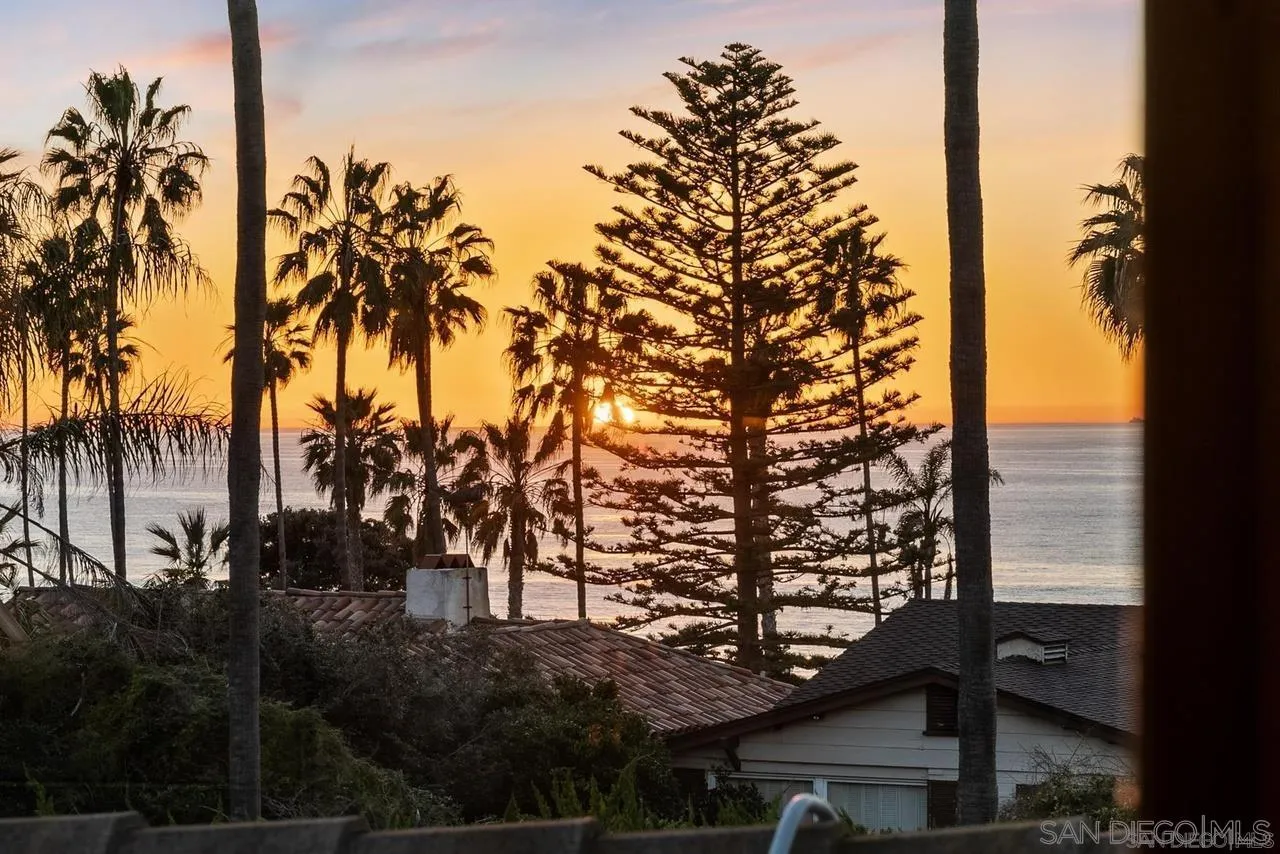 6423 Avenida Cresta