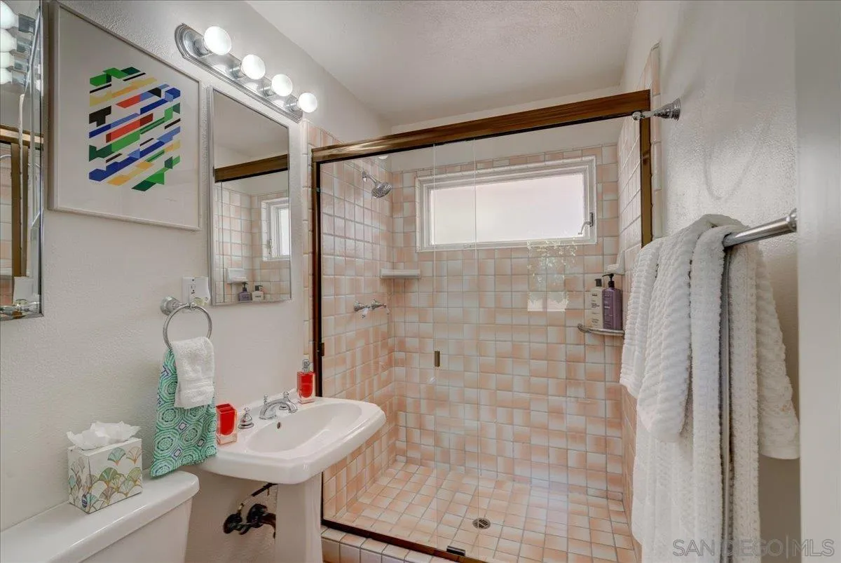 6423 Avenida Cresta