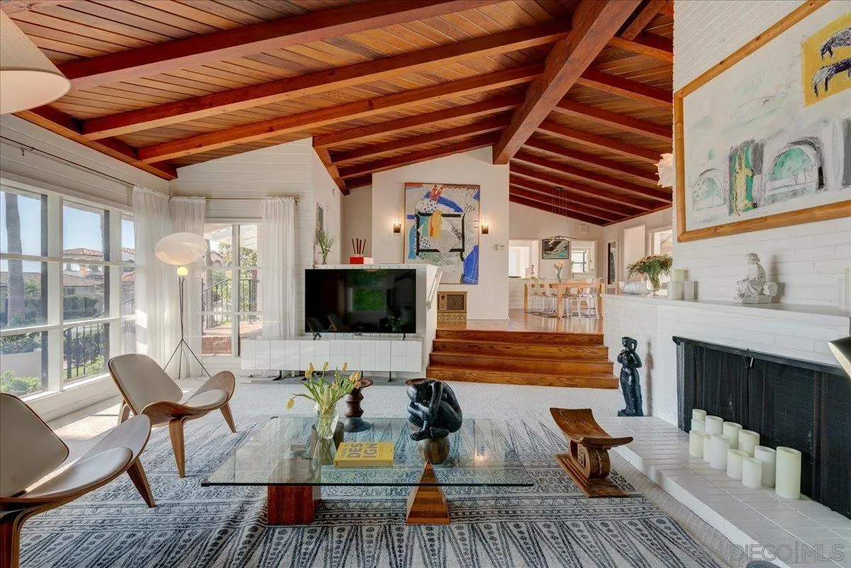 6423 Avenida Cresta