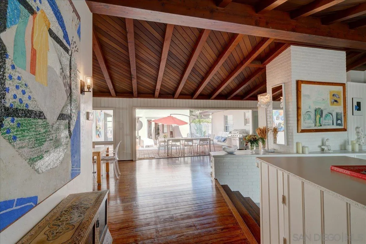 6423 Avenida Cresta