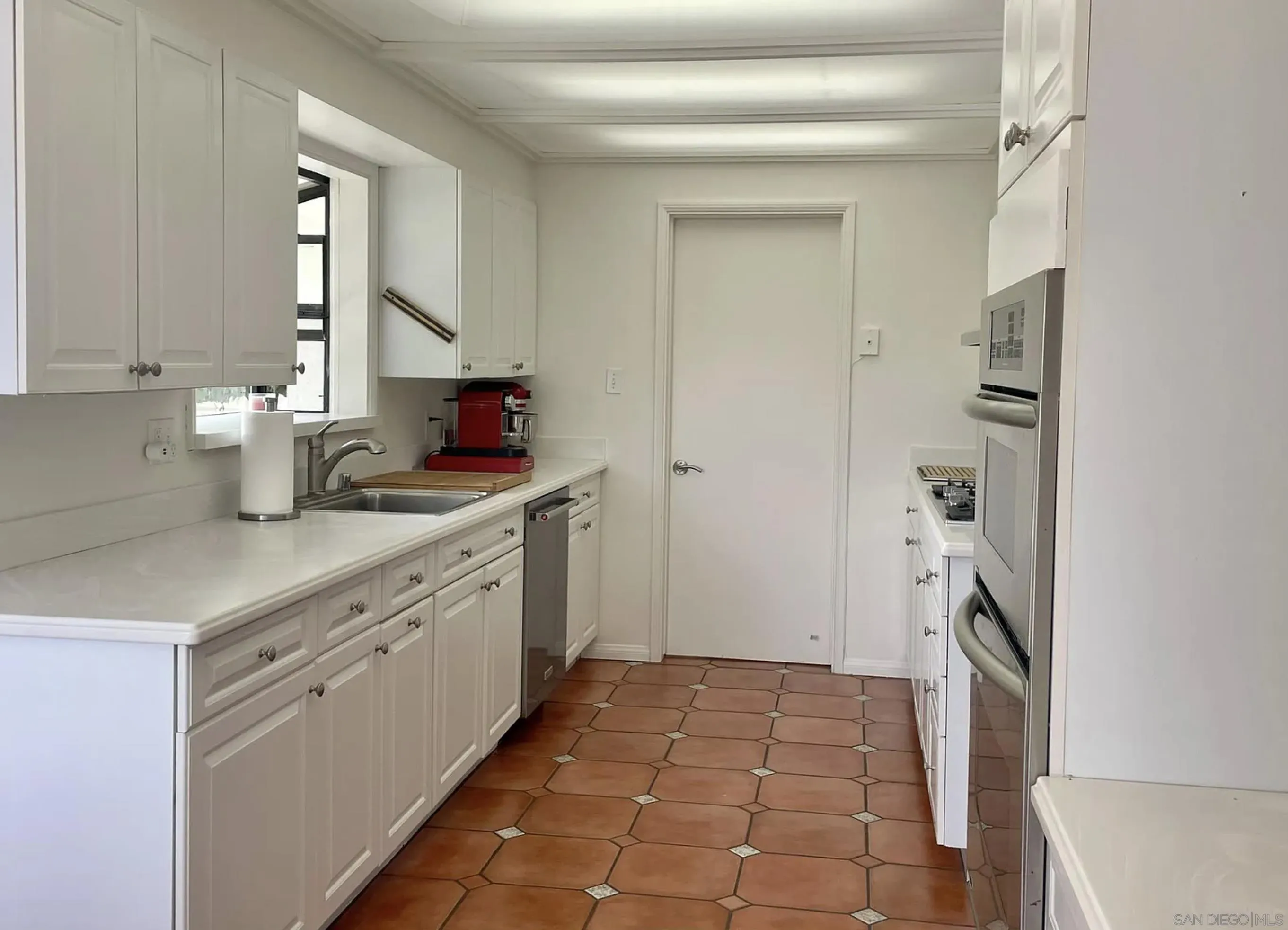 6423 Avenida Cresta