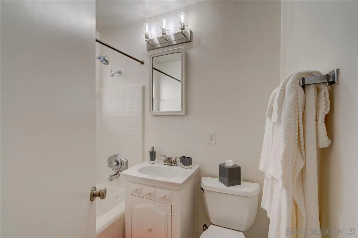 6423 Avenida Cresta
