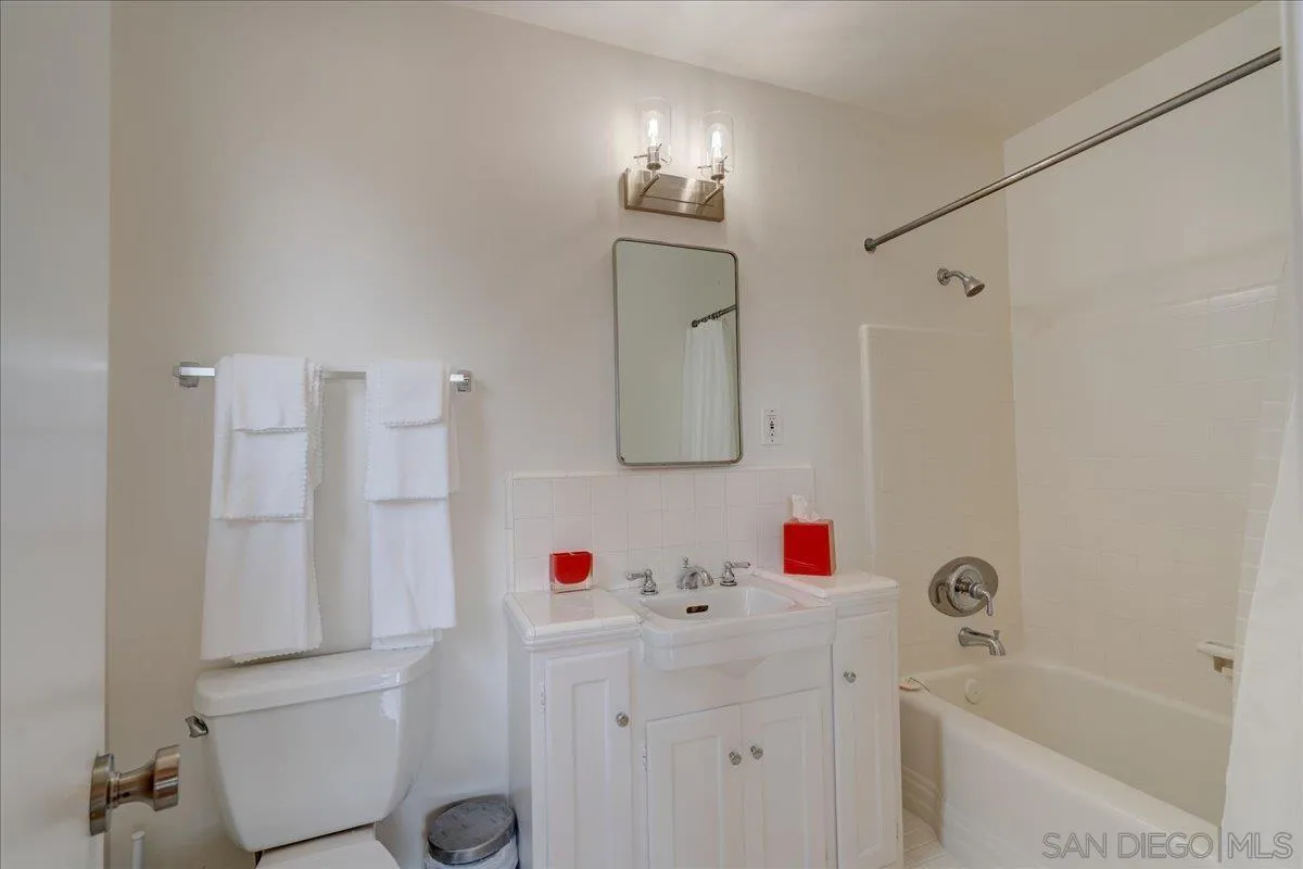 6423 Avenida Cresta