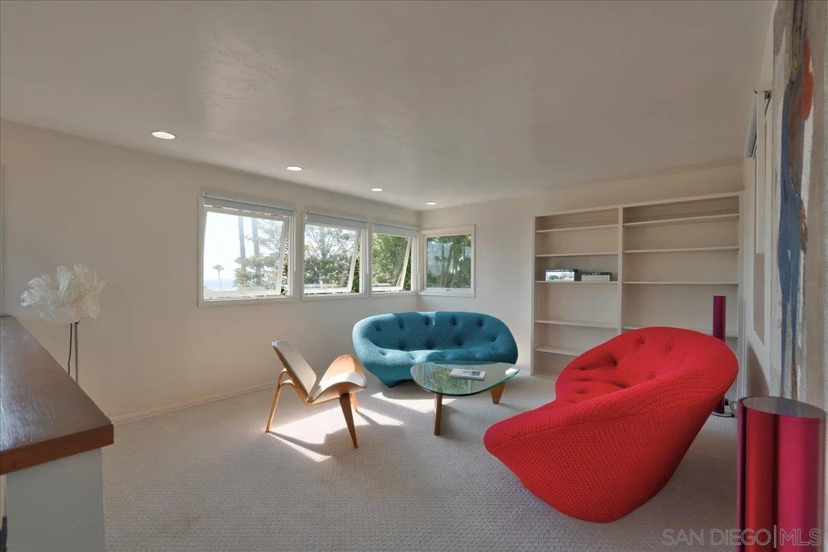 6423 Avenida Cresta