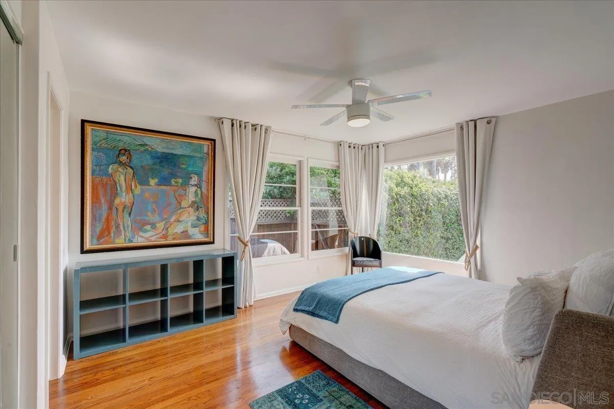 6423 Avenida Cresta