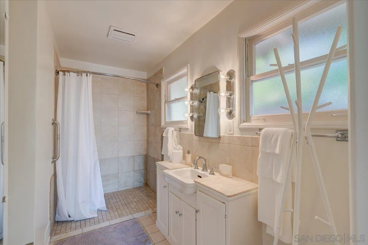 6423 Avenida Cresta