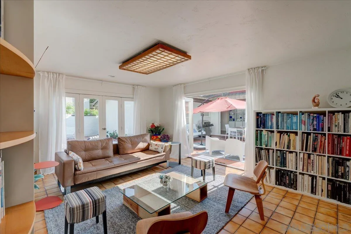 6423 Avenida Cresta