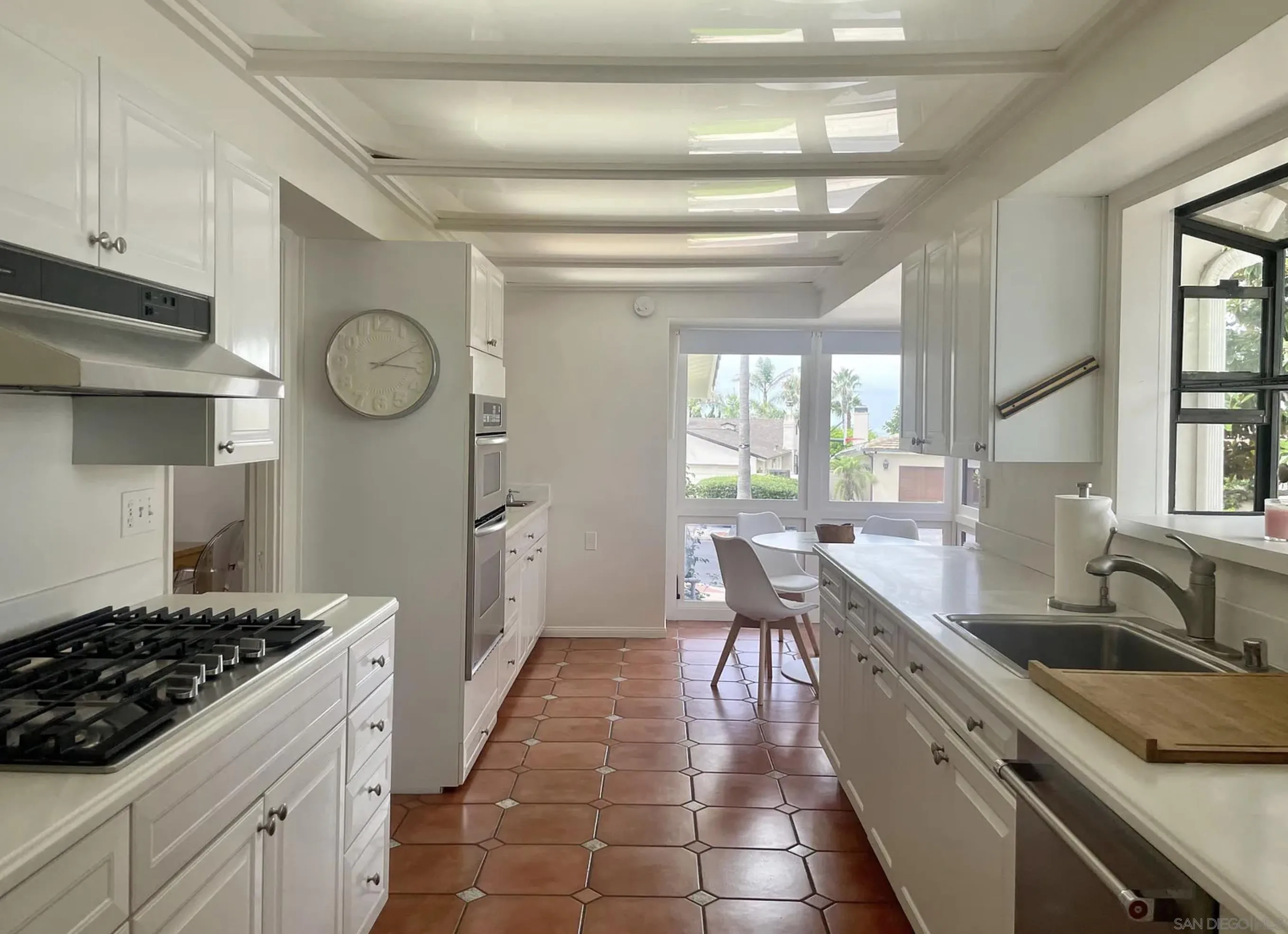 6423 Avenida Cresta