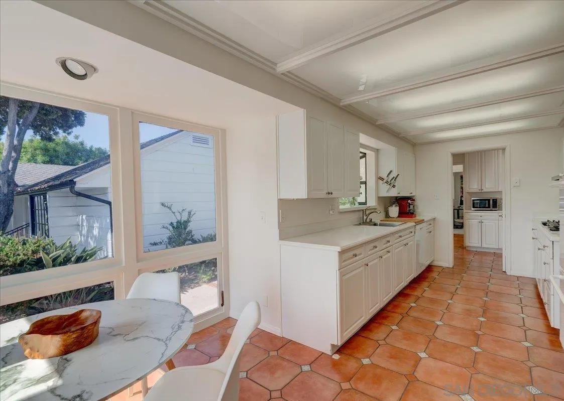 6423 Avenida Cresta