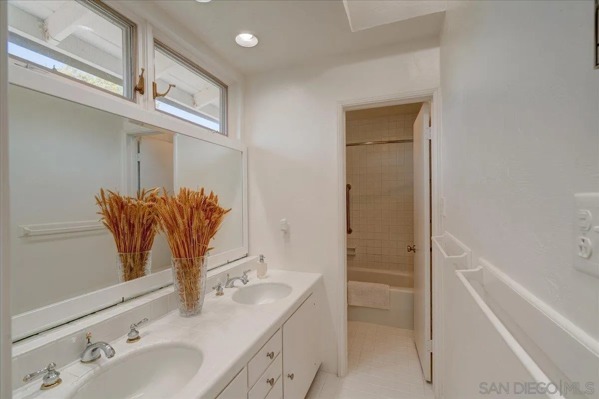 6423 Avenida Cresta