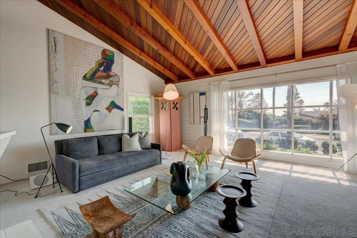 6423 Avenida Cresta