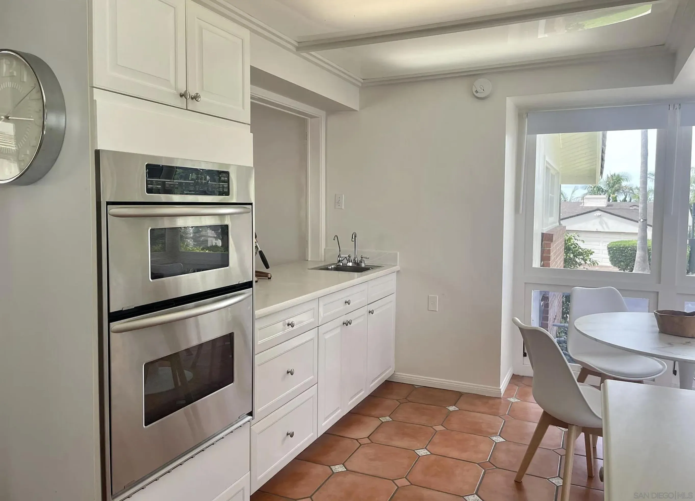 6423 Avenida Cresta