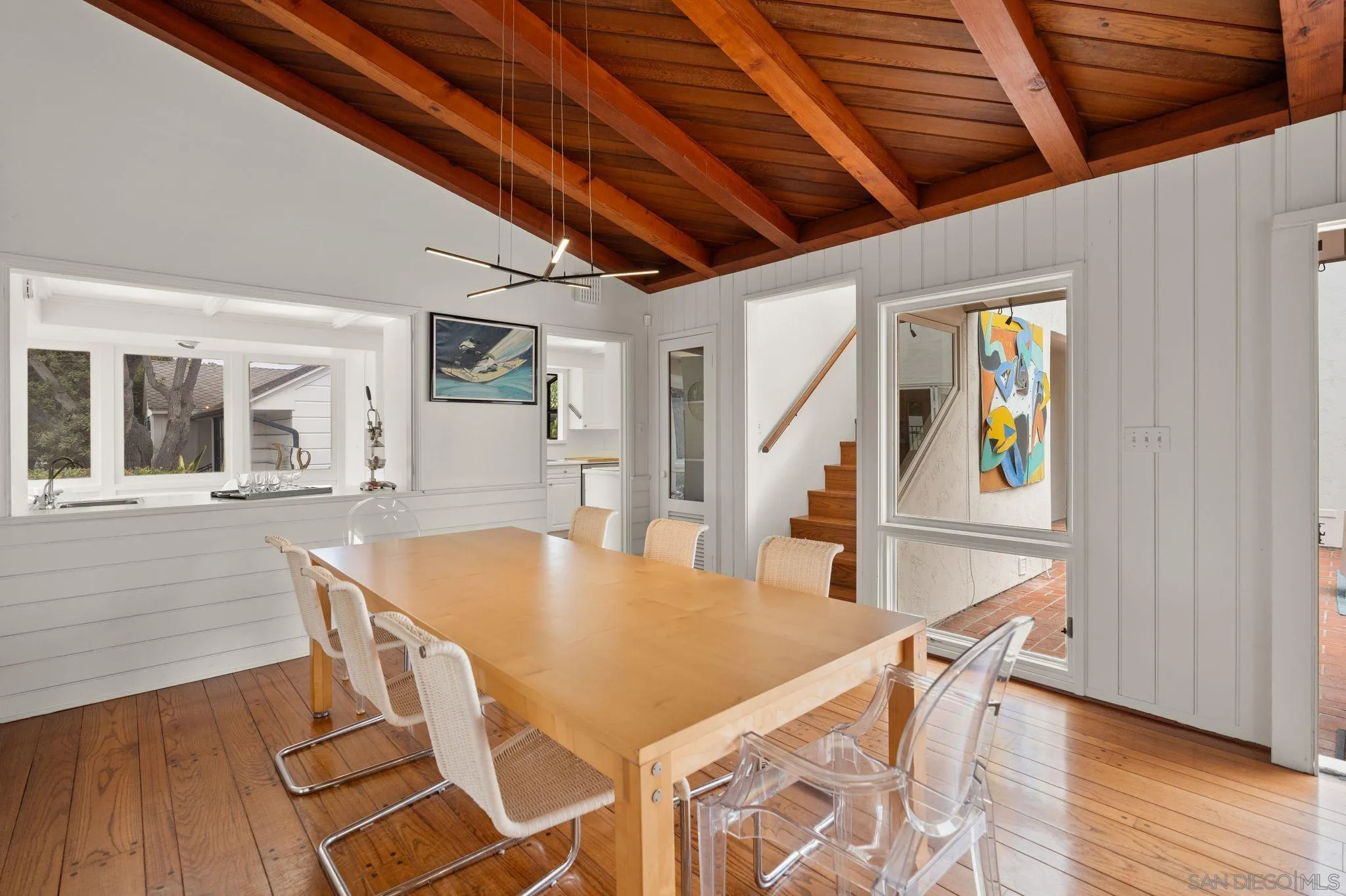 6423 Avenida Cresta