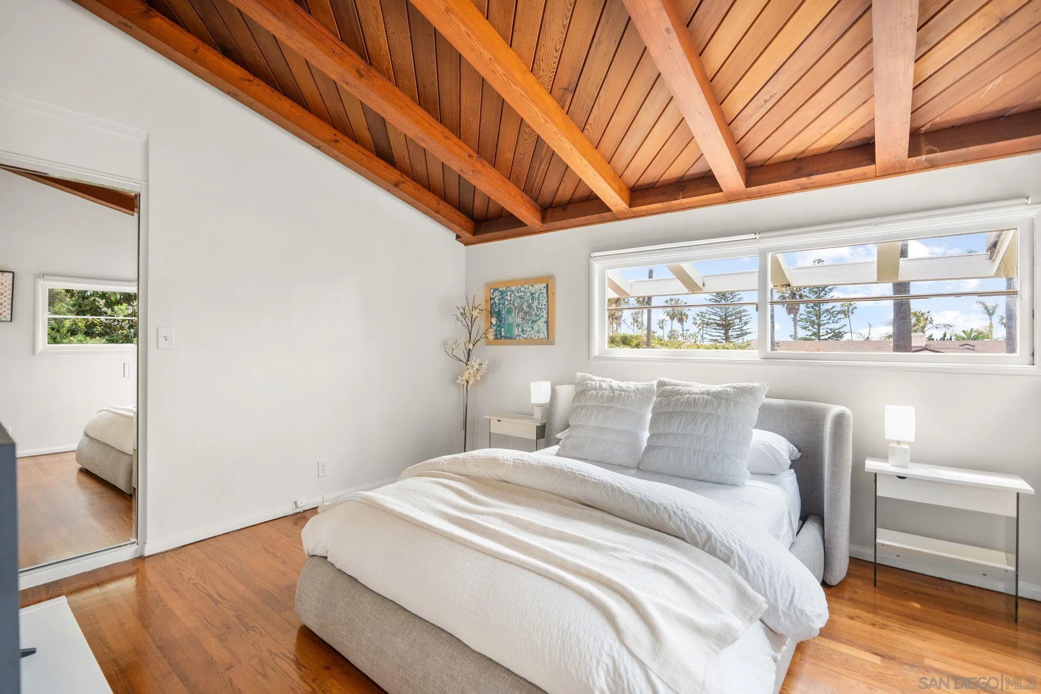 6423 Avenida Cresta
