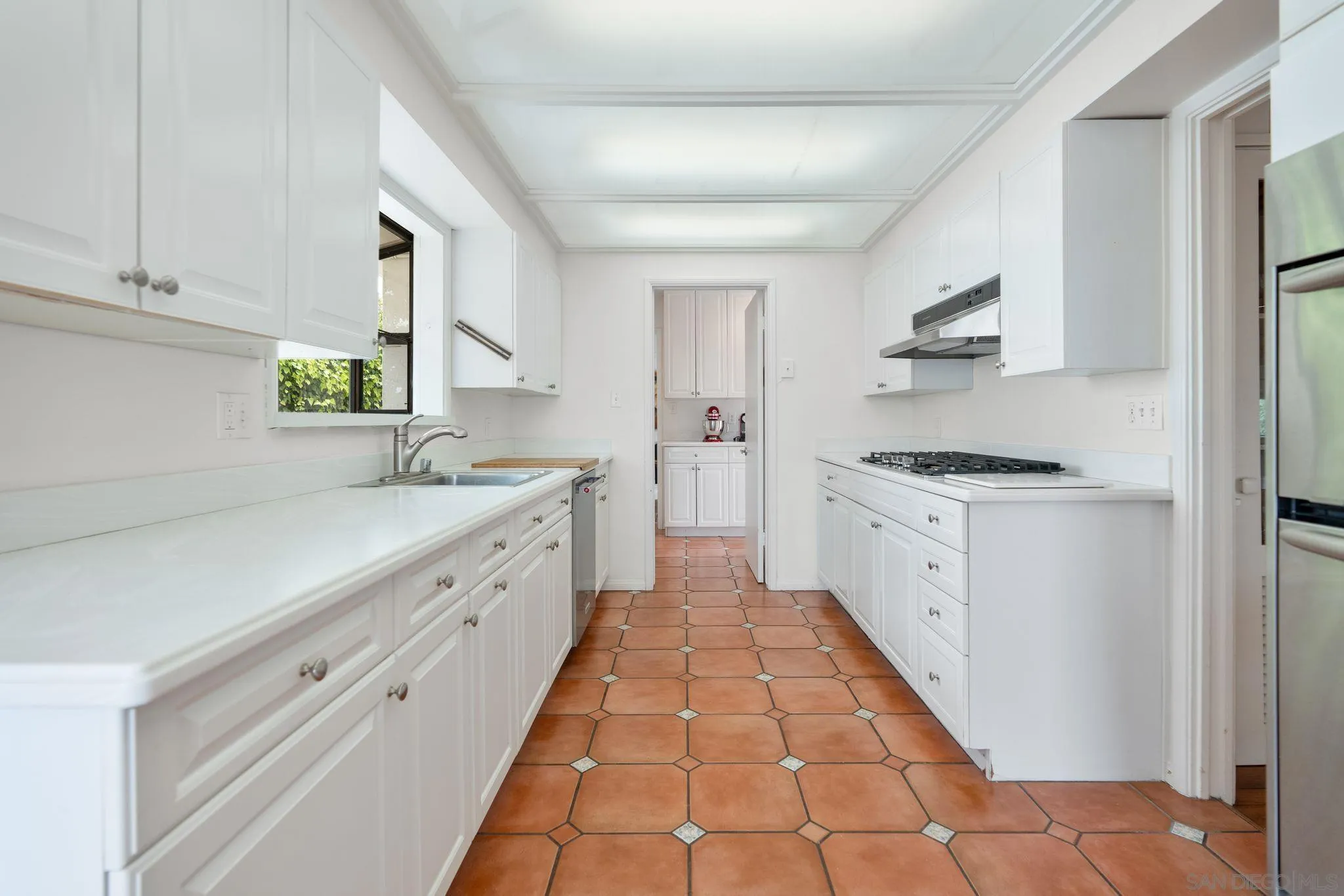 6423 Avenida Cresta