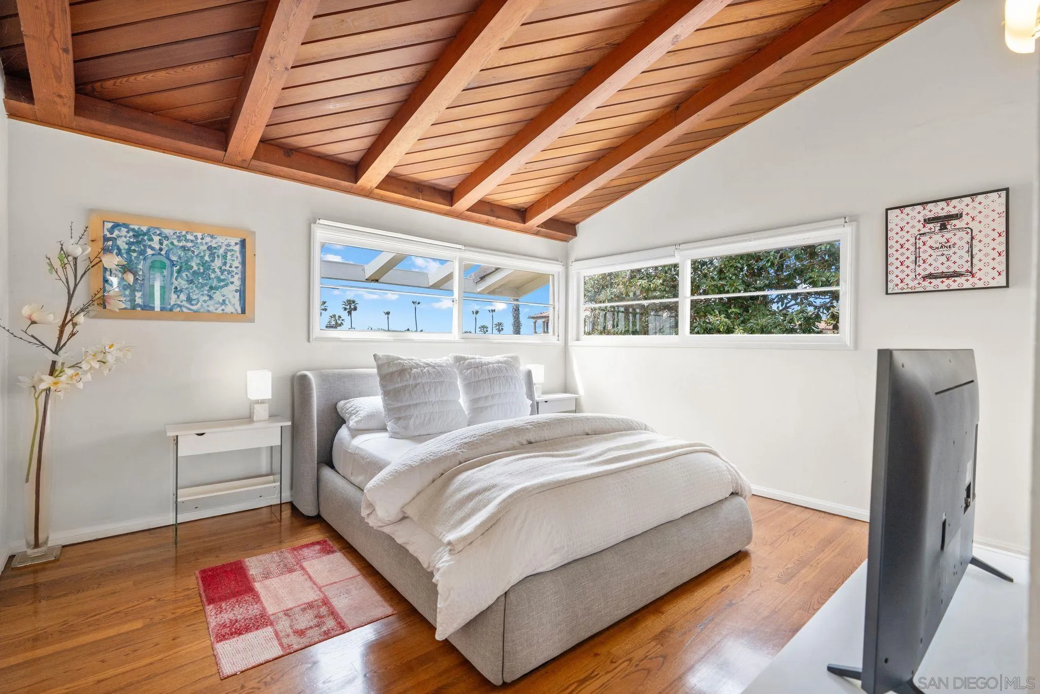 6423 Avenida Cresta