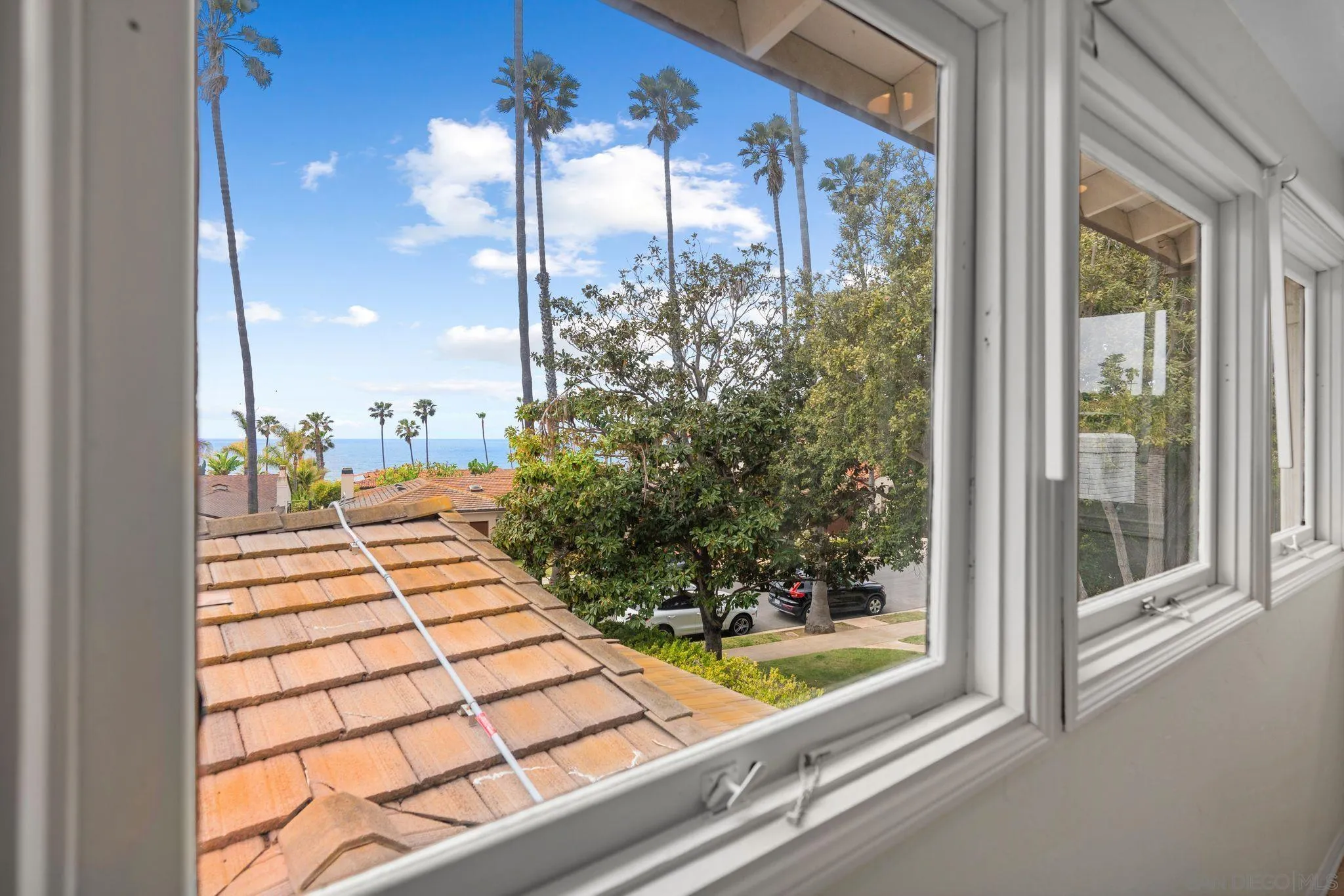 6423 Avenida Cresta