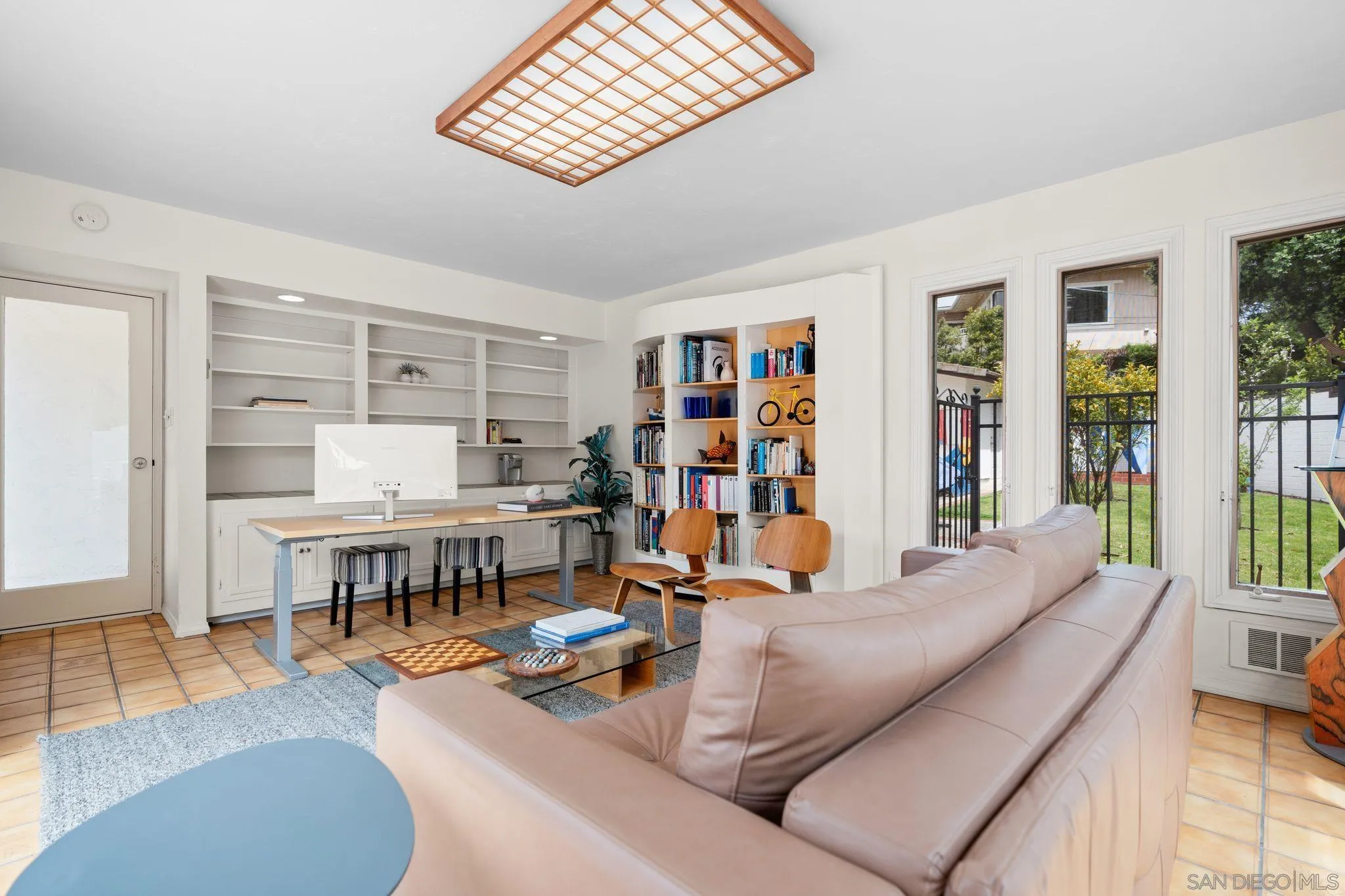 6423 Avenida Cresta