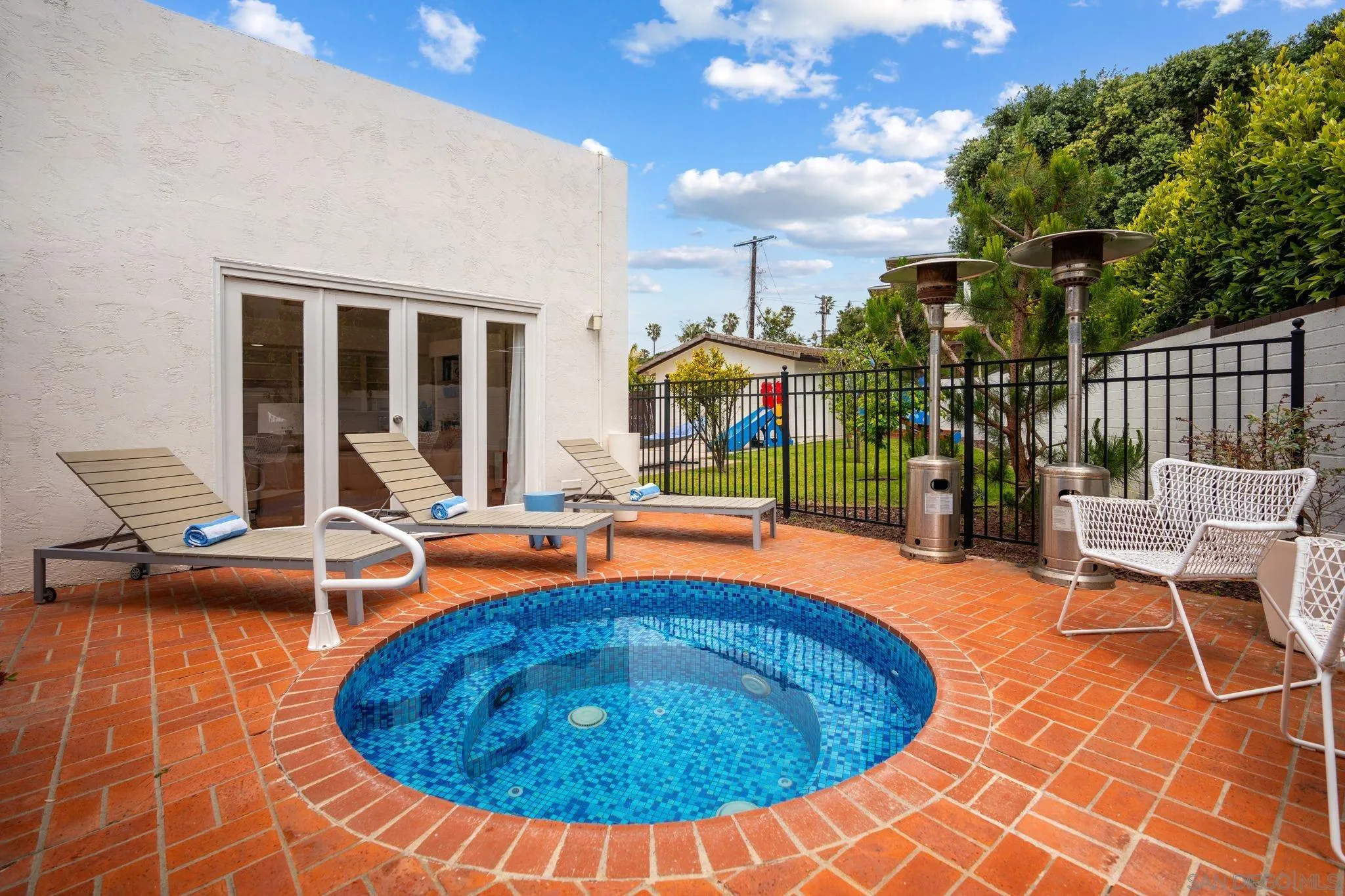 6423 Avenida Cresta