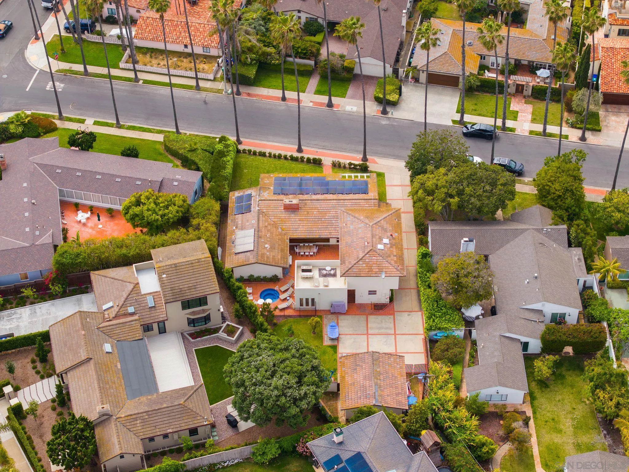 6423 Avenida Cresta