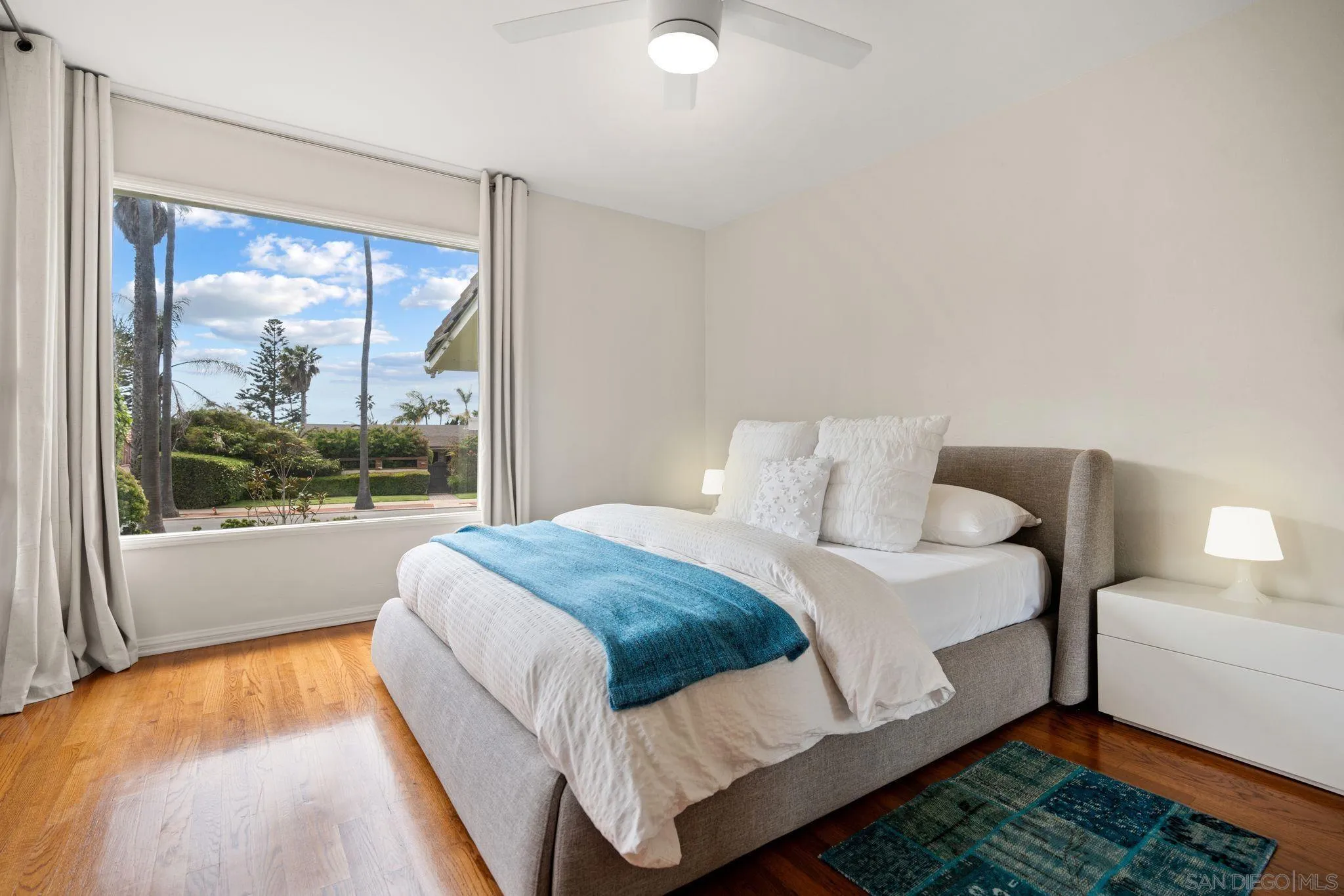 6423 Avenida Cresta