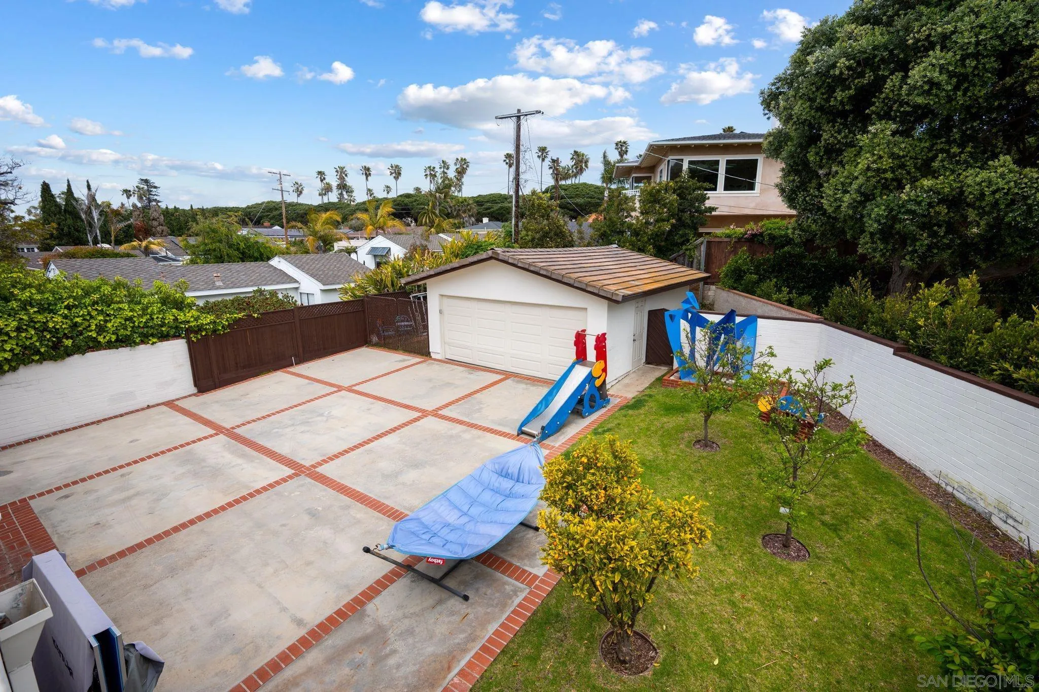 6423 Avenida Cresta
