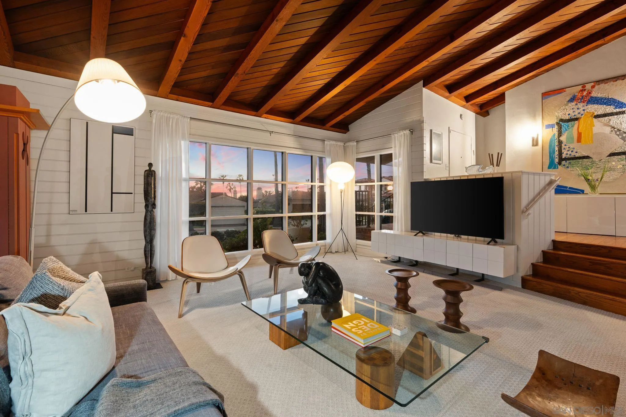 6423 Avenida Cresta