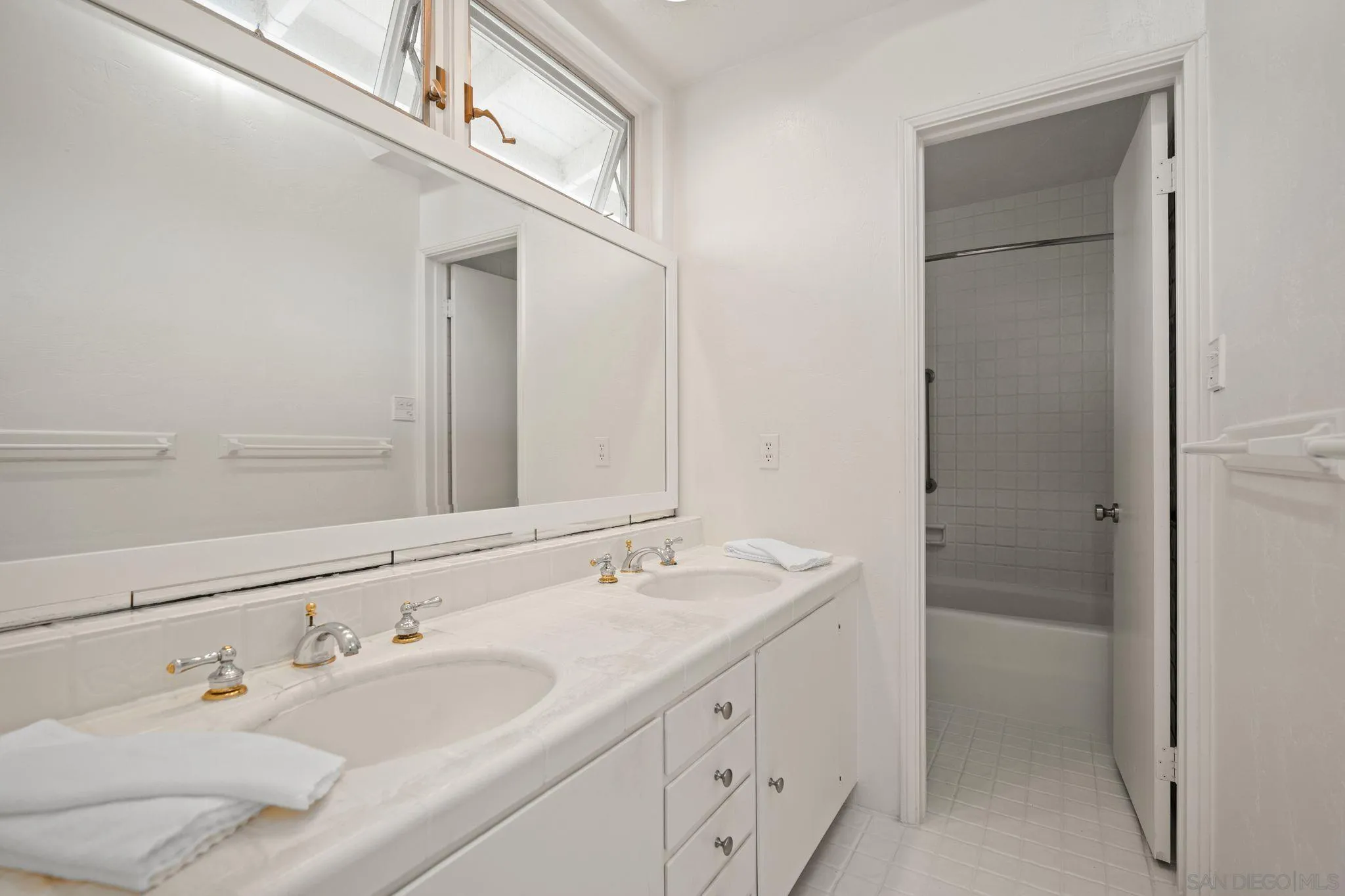 6423 Avenida Cresta