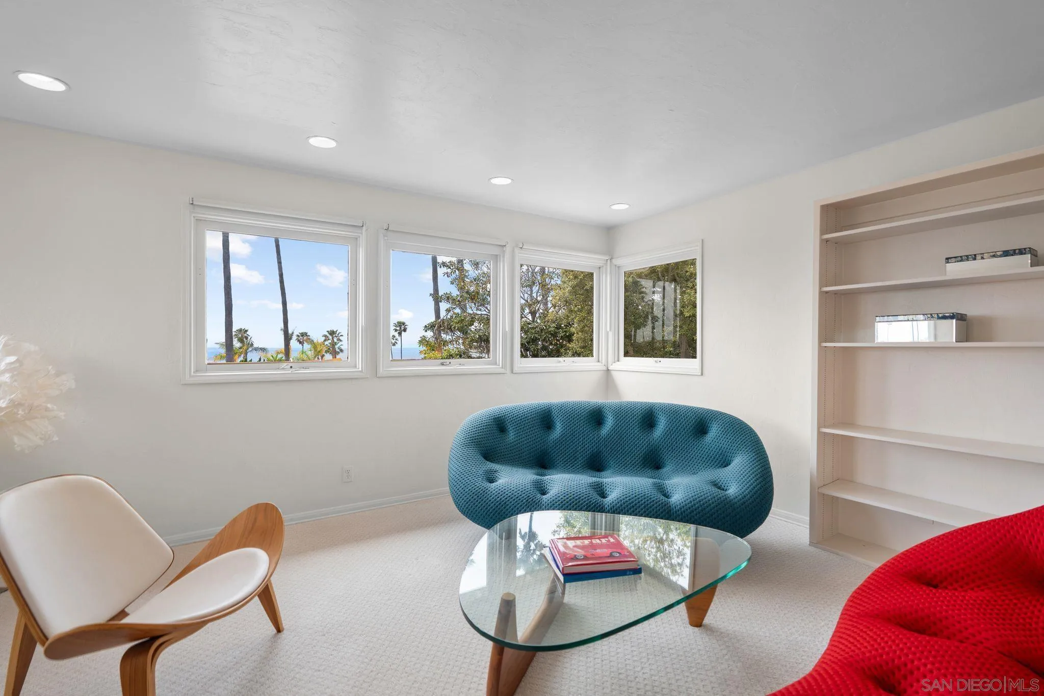 6423 Avenida Cresta