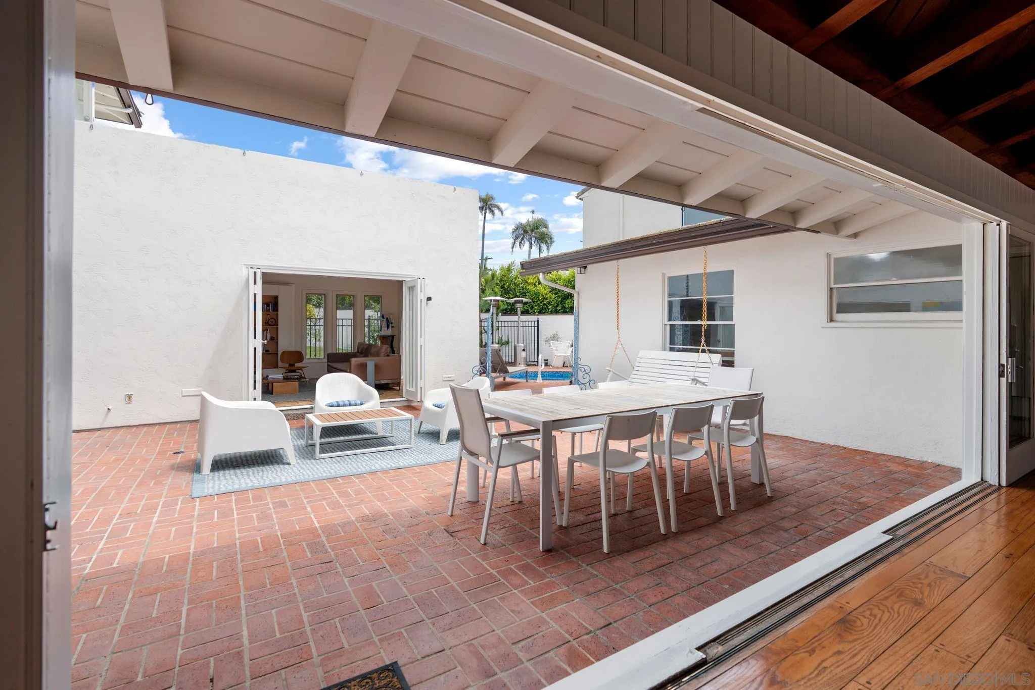 6423 Avenida Cresta