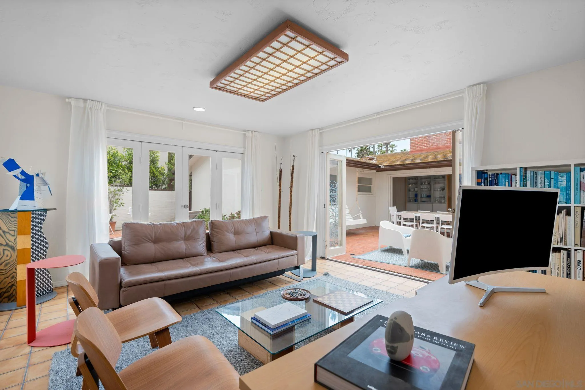 6423 Avenida Cresta