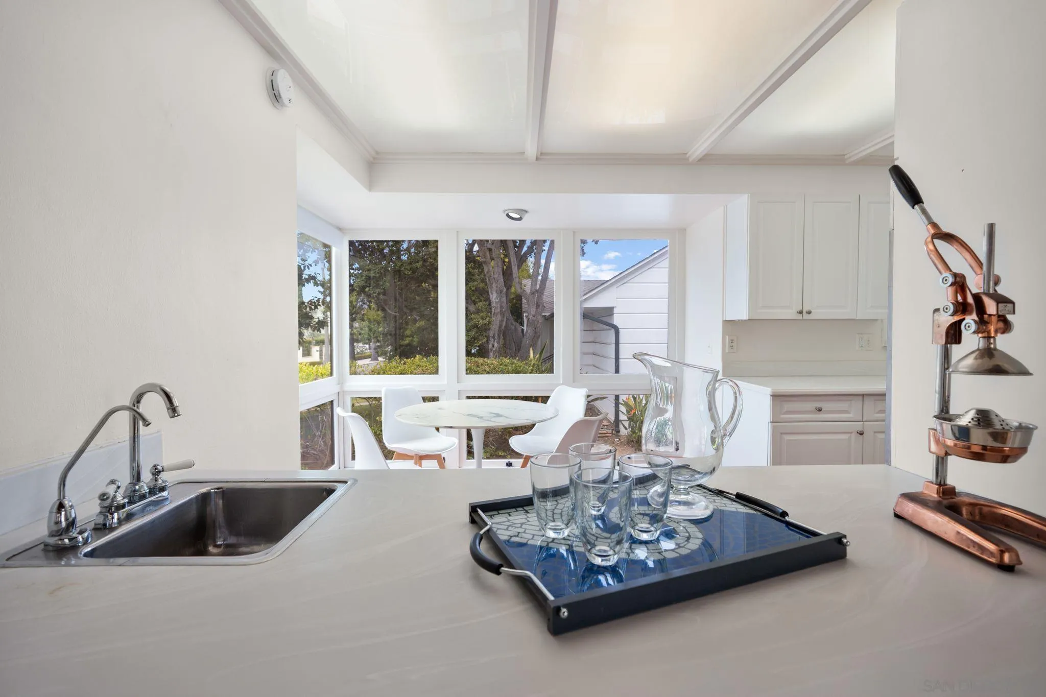 6423 Avenida Cresta