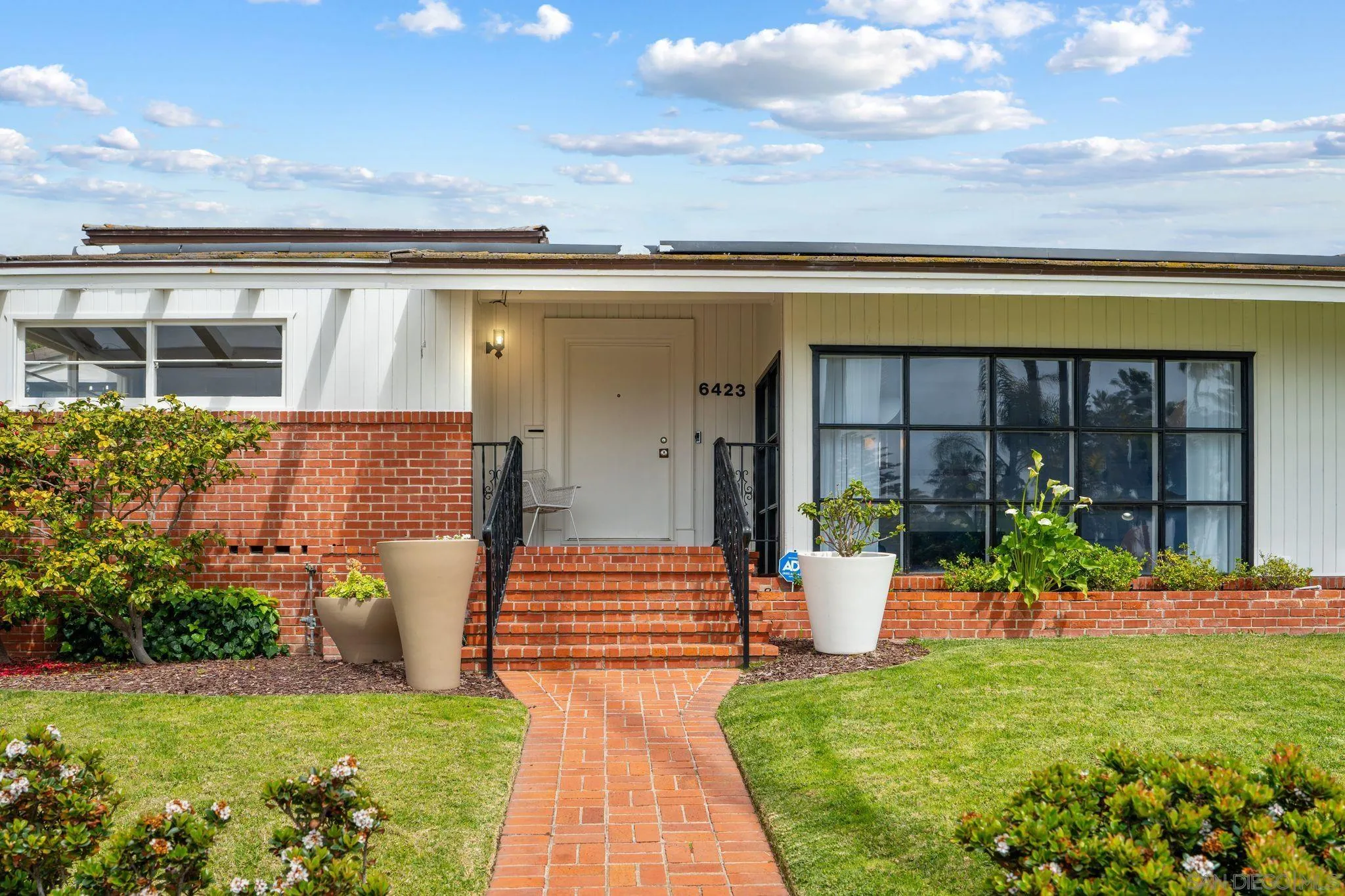 6423 Avenida Cresta