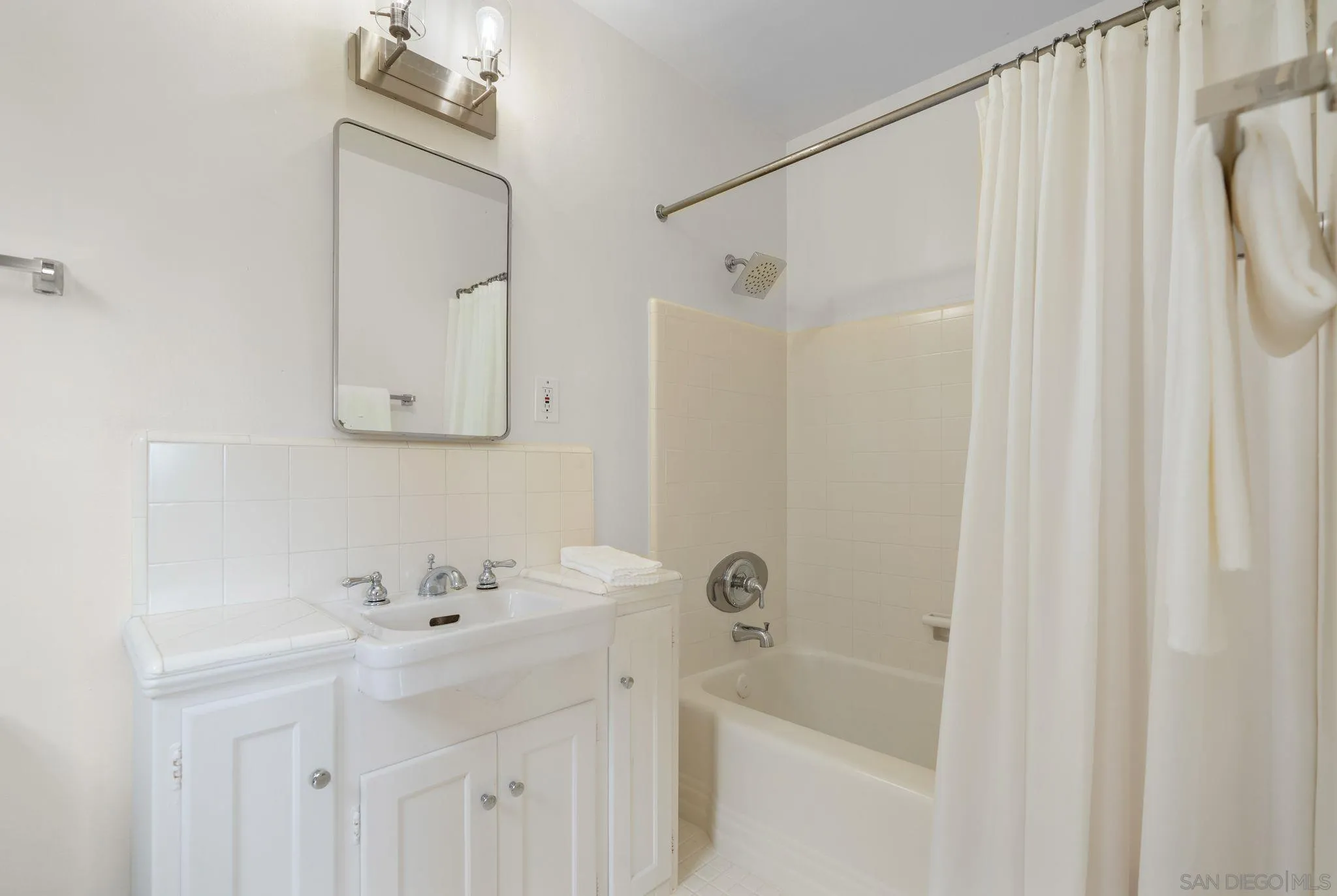 6423 Avenida Cresta