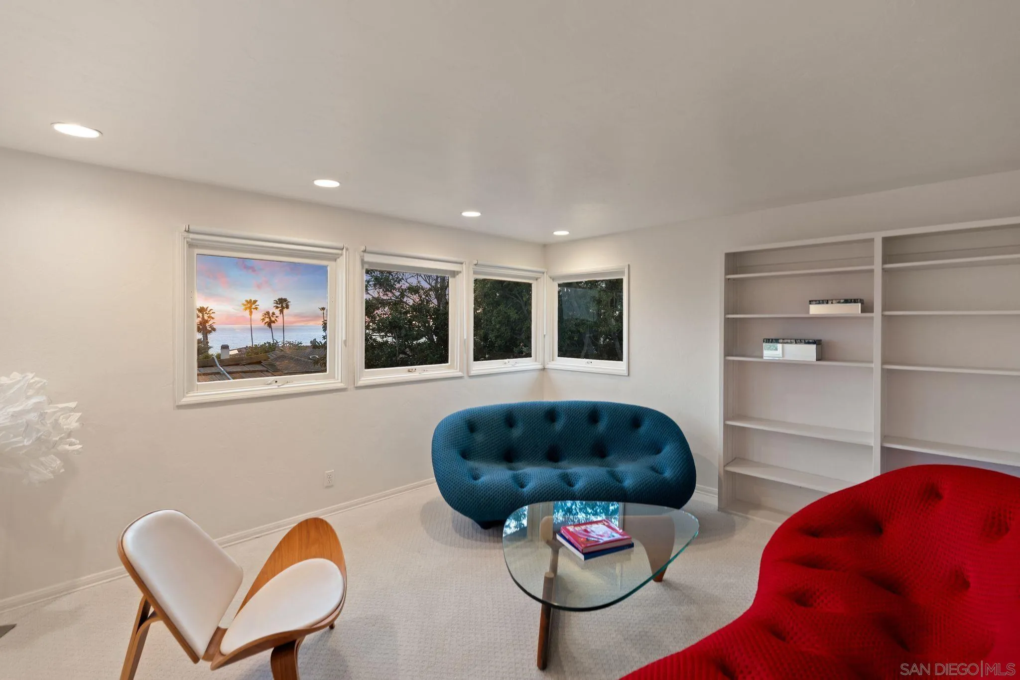 6423 Avenida Cresta