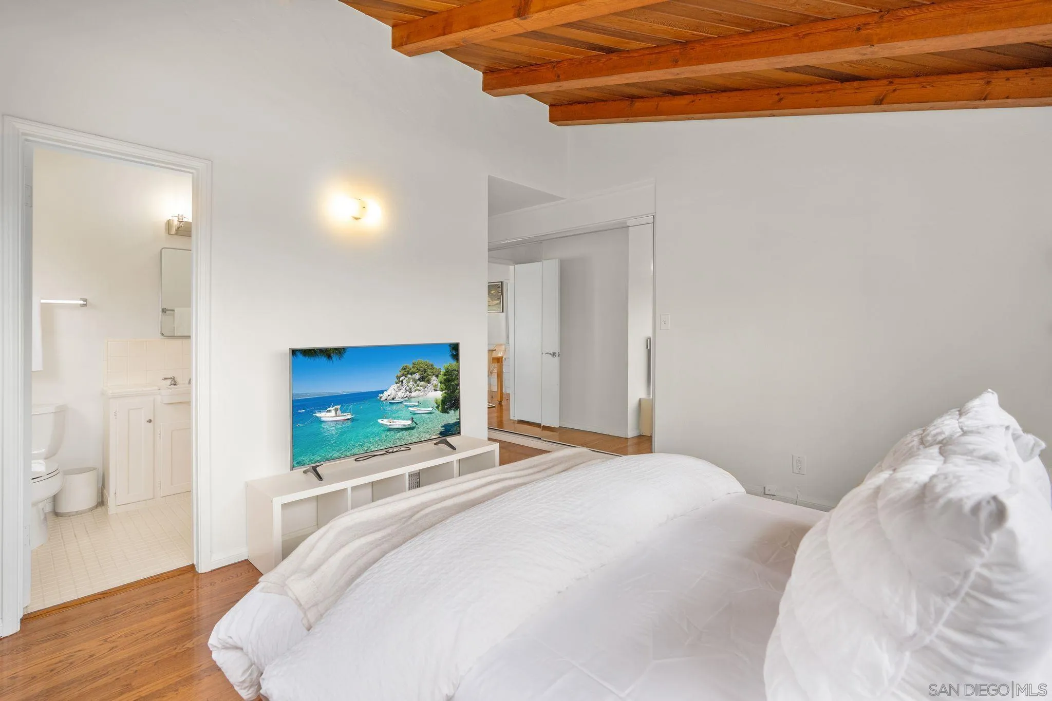 6423 Avenida Cresta