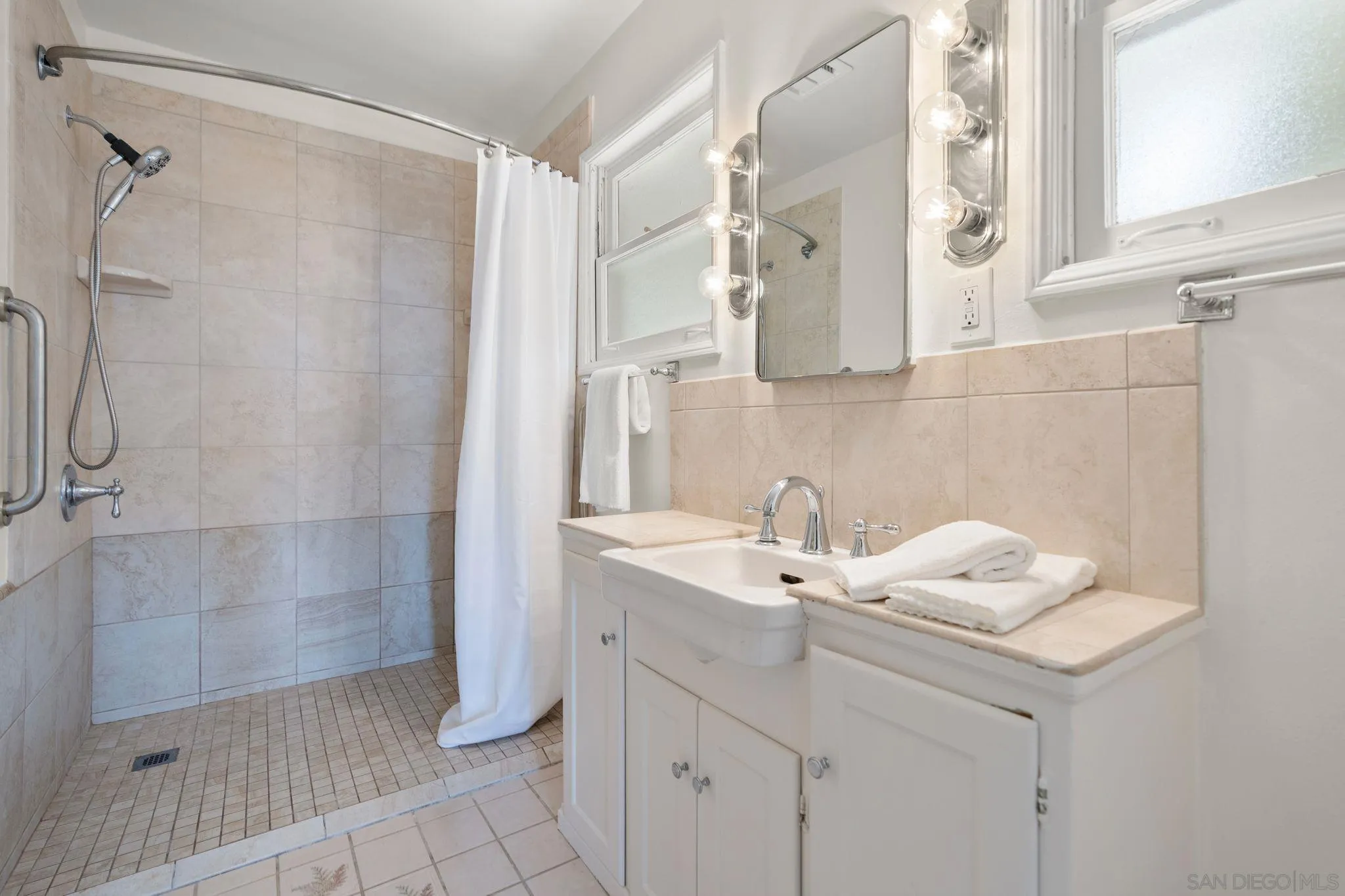 6423 Avenida Cresta