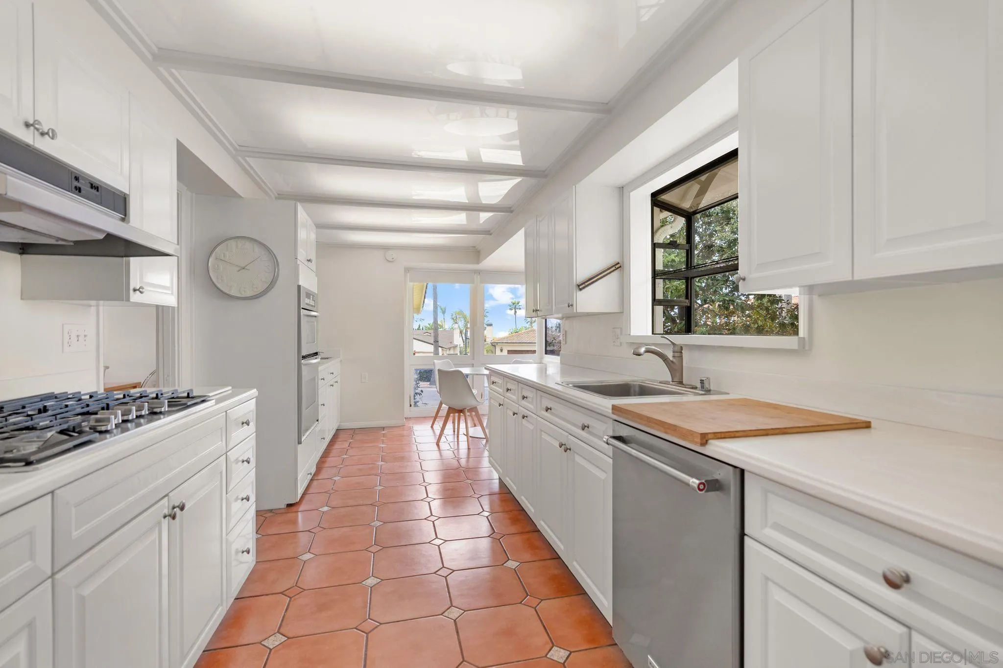 6423 Avenida Cresta