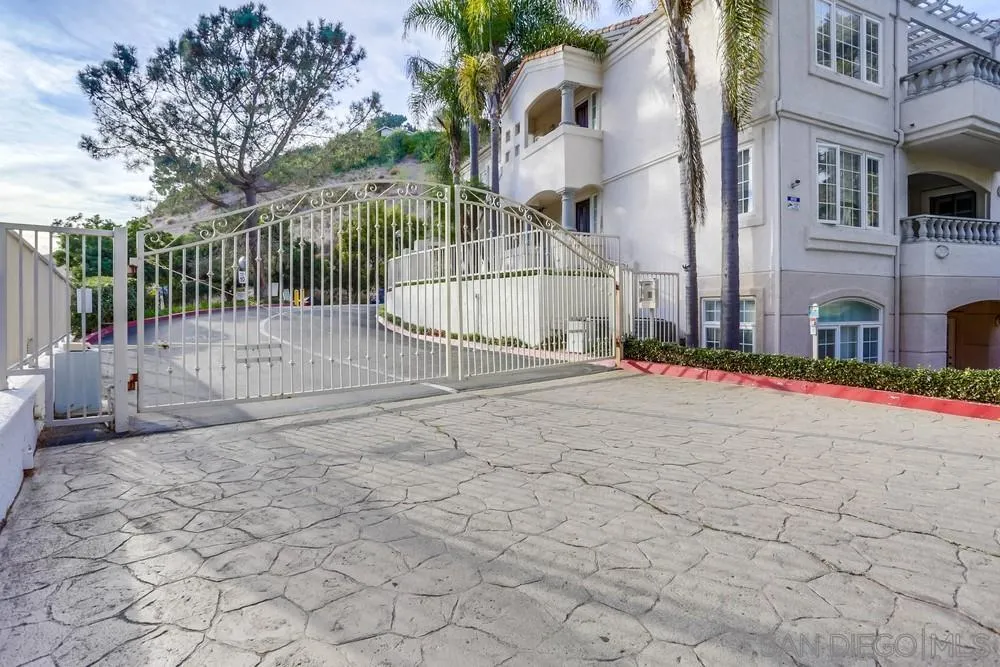 2888 Torrey Pines Rd