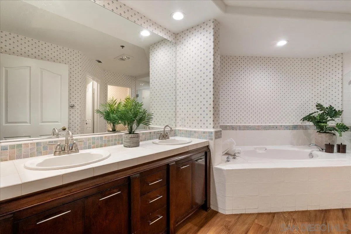 2888 Torrey Pines Rd