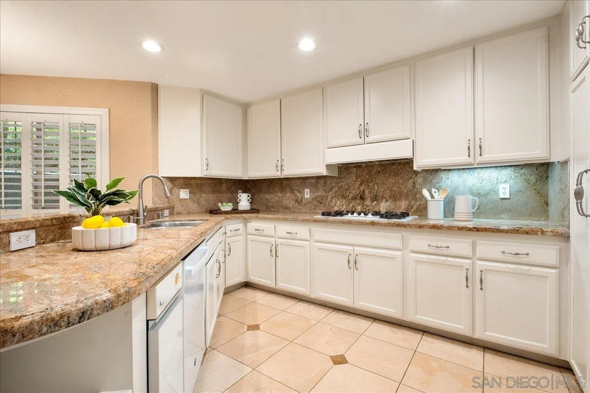 2888 Torrey Pines Rd